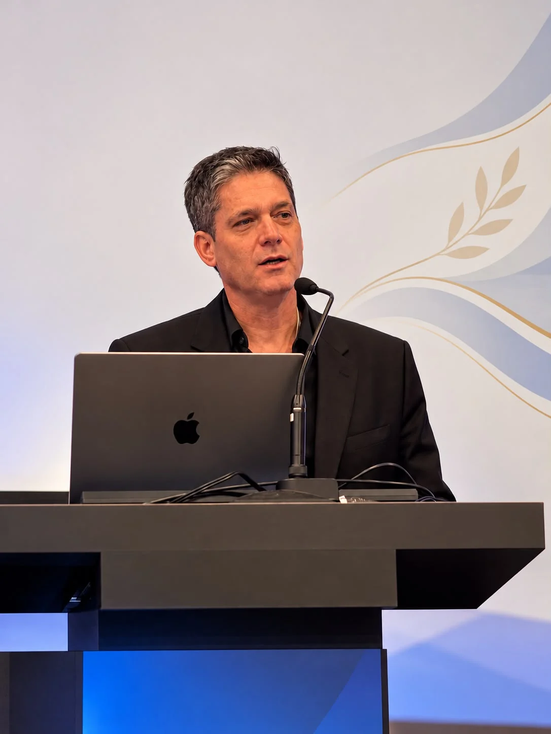 Dr. Luis Chinski dando una conferencia sobre rinoplastia en un congreso internacional