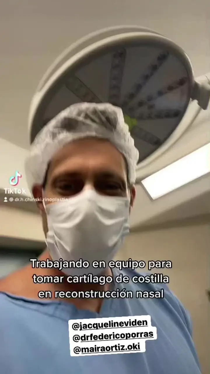 Colegas en el quirófano con los Dres. Chinski, ene. 2022