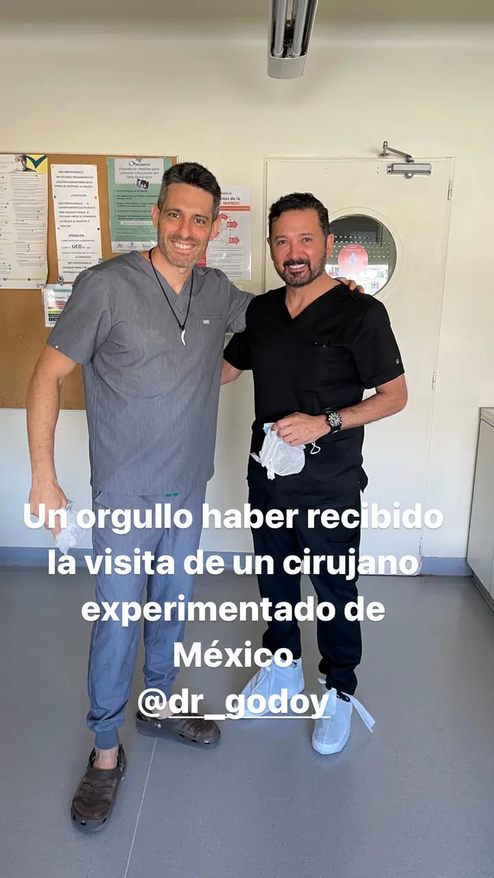 Colegas en el quirófano con los Dres. Chinski, abr. 2022