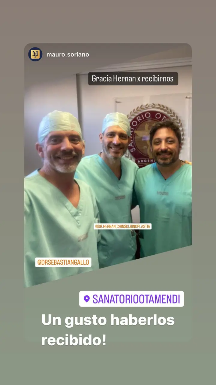 Colegas en el quirófano con los Dres. Chinski, may. 2022