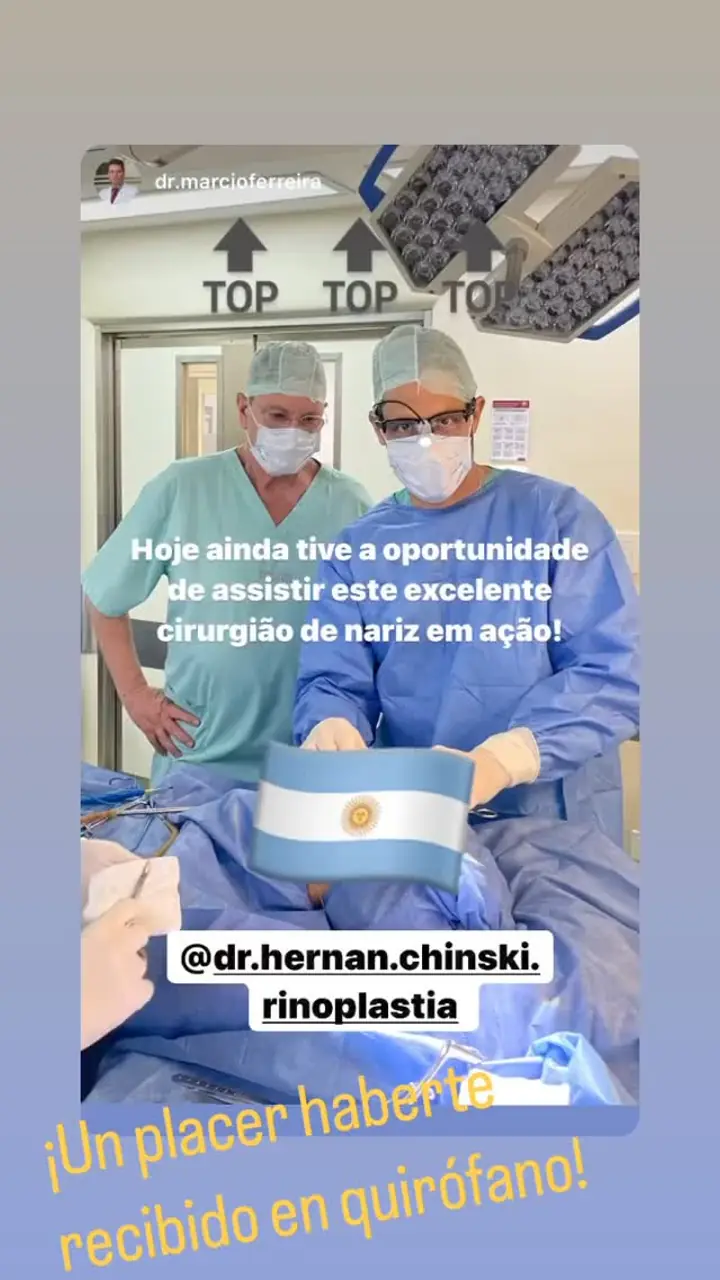 Colegas en el quirófano con los Dres. Chinski, ago. 2022