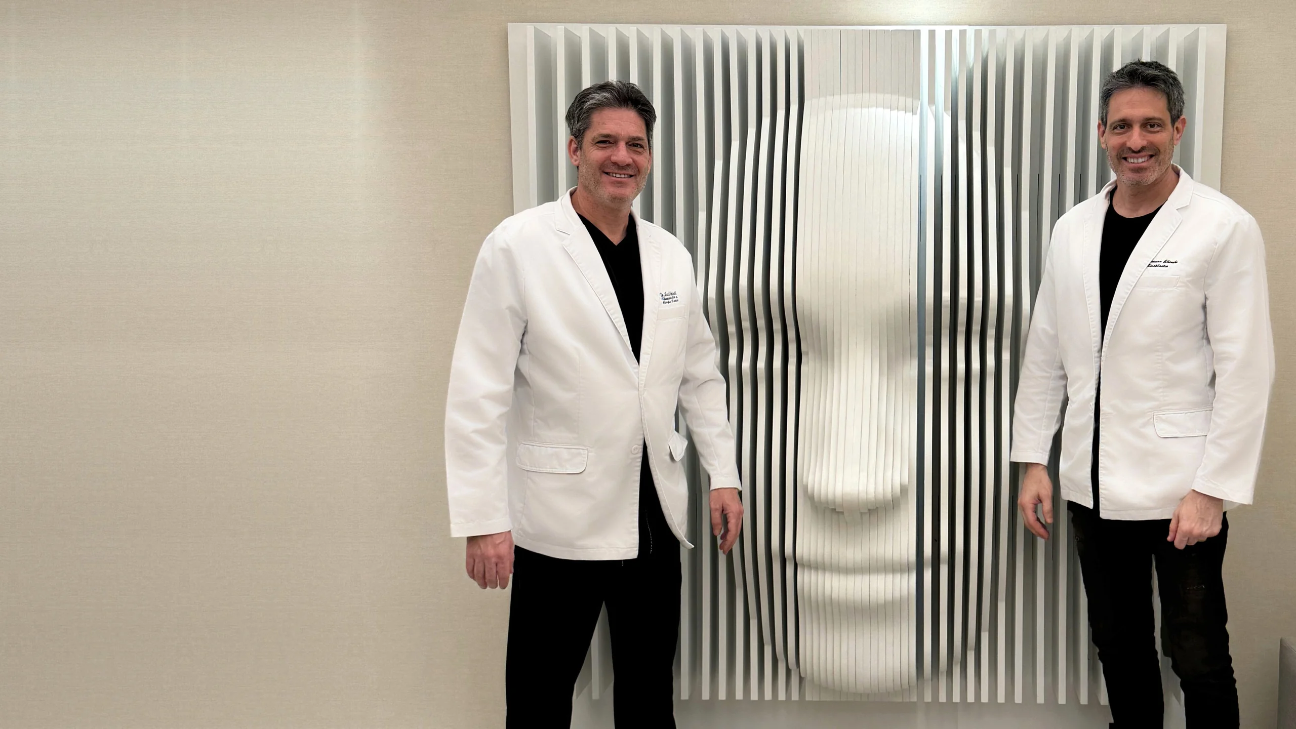 Dr. Luis Chinski e Dr. Hernán Chinski diante da escultura
